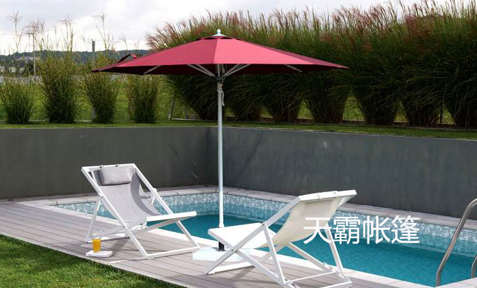 家中有下沉式庭院，那你需要配上休閑傘和桌椅