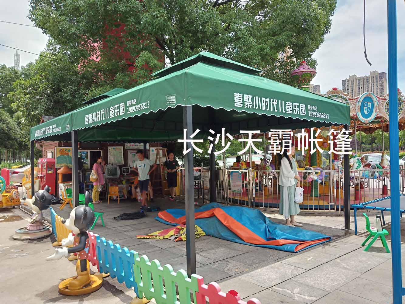 夏天兒童樂園可裝配天霸庭院帳篷，讓快樂有個(gè)遮陽避風(fēng)港
