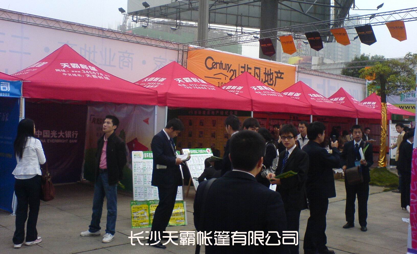 購買擺攤帳篷，選擇天霸帳篷